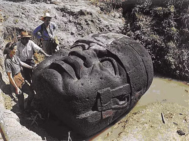  Tượng đầu đá khổng lồ ở Guatemala. Trong những năm 1930, các nhà thám hiểm đã tìm thấy một bức tượng sa thạch khổng lồ nằm giữa khu rừng Guatemala. Khuôn mặt tượng đá không giống với các đặc điểm trên khuôn mặt của người Maya hay bất kỳ chủng tộc người nào sống ở gần đó.