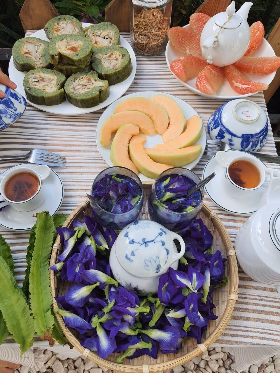 Doi vo chong o TP.HCM trong rau, lam vuon khi cach ly tai nha-Hinh-6