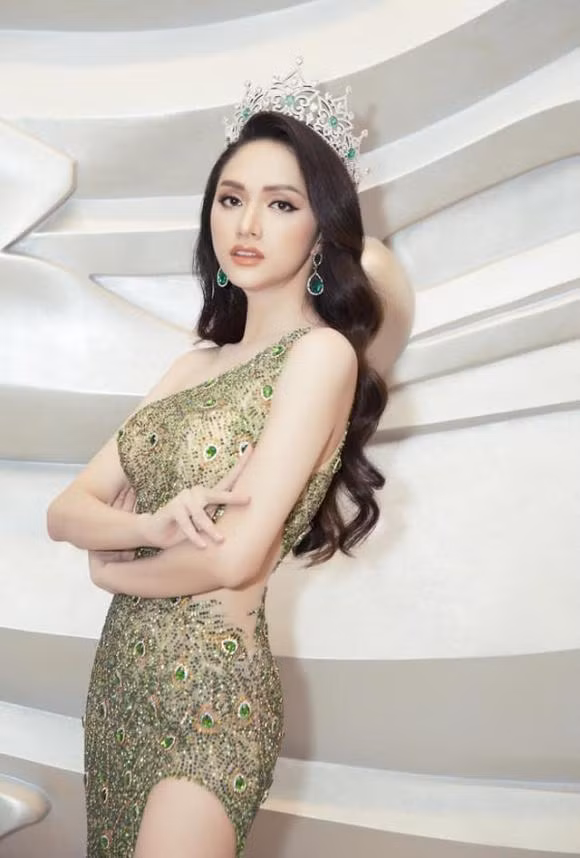 Hoa hau Huong Giang lam gi voi chiec dong ho vua mua tu BTV Ngoc Trinh?