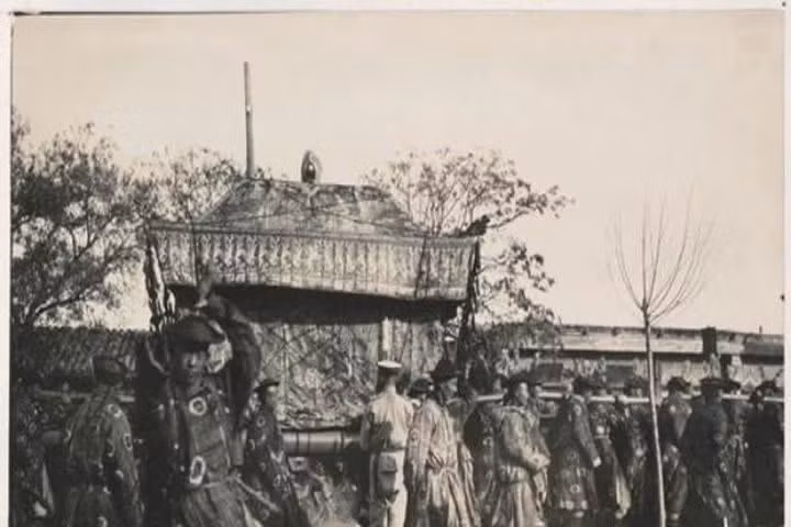 Bí ẩn về phần mộ không bao giờ xanh cỏ của Từ Hi Thái hậu Bi an ve phan mo khong bao gio xanh co cua Tu Hi Thai hau