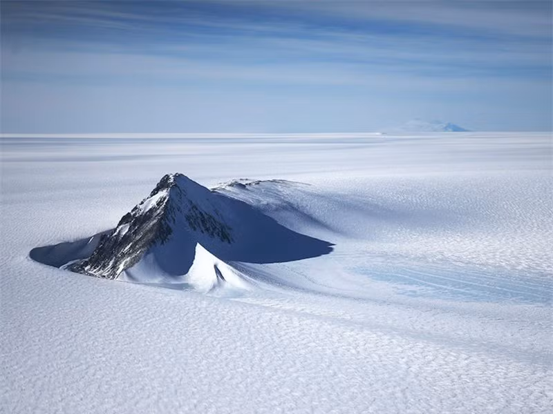 Nơi khô hạn nhất hành tinh không phải là sa mạc Sahara mà là thung lũng Khô Dry Valleys ở Nam cực khi mà nơi này đã không có mưa trong suốt 2 triệu năm. Thung lũng Khô nằm ở 4.053 mét so với mực nước biển. Không khí ở đây khô tới nỗi hầu như không có cả tuyết rơi. Địa danh này cũng được cho là nơi yên tĩnh nhất thế giới.