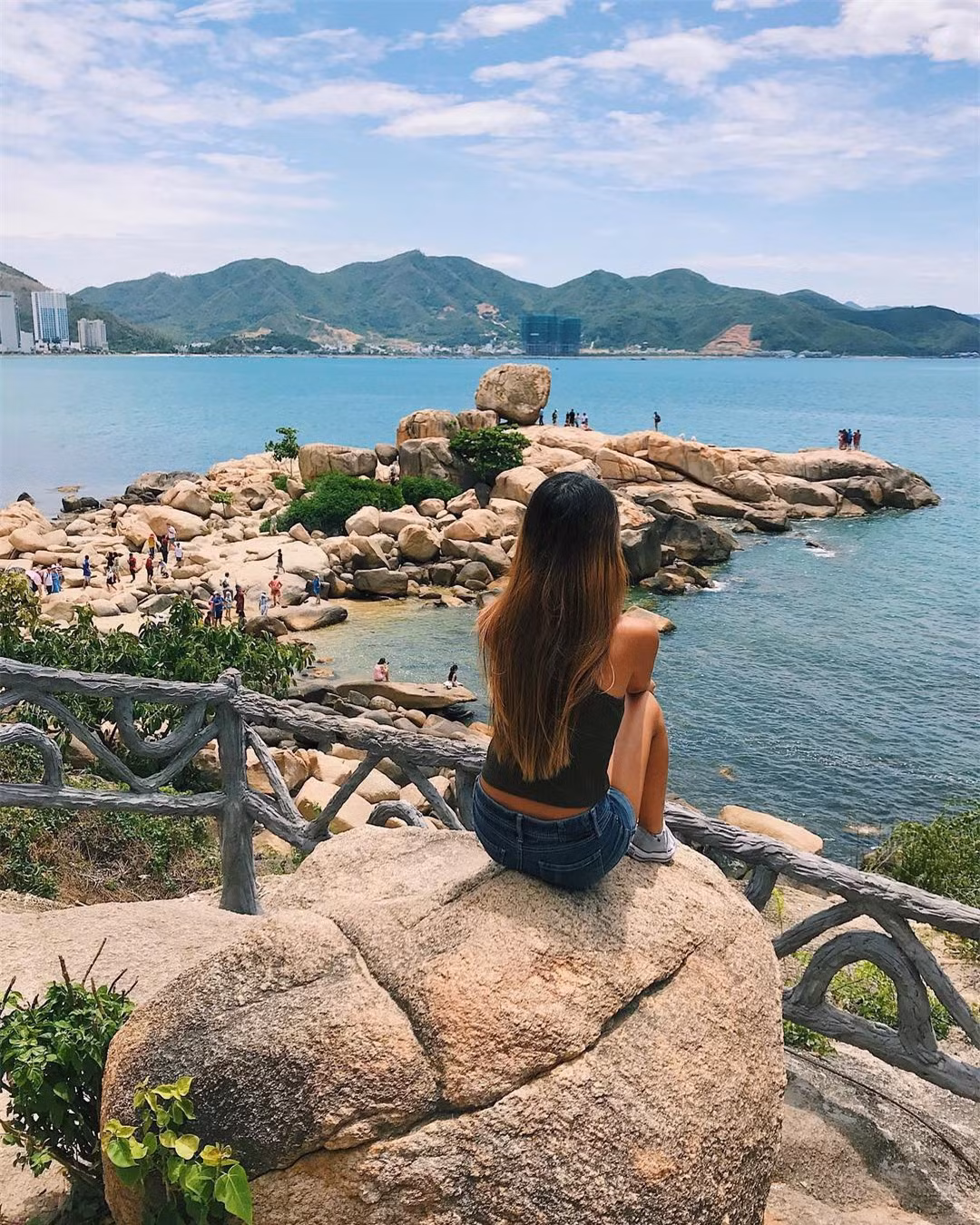  Với khung cảnh thiên nhiên thơ mộng, hữu tình, Hòn Chồng cùng Hòn Đỏ ở Nha Trang được xếp hạng di tích thắng cảnh quốc gia từ năm 1998. 