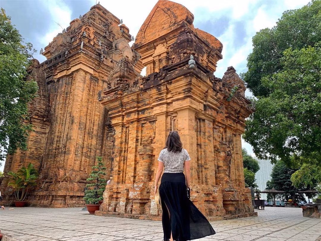  Tháp Bà Ponagar là điểm đến nổi tiếng ở phường Vĩnh Phước, TP Nha Trang, thu hút đông du khách trong và ngoài nước. Có câu ca rằng: "Nhắn ai viếng cảnh Nha Trang/ Muốn tìm dấu cũ thì sang Tháp Bà/ Muốn trông trời biển bao la/ Con thuyền nho nhỏ bơi ra Hòn Chồng". 