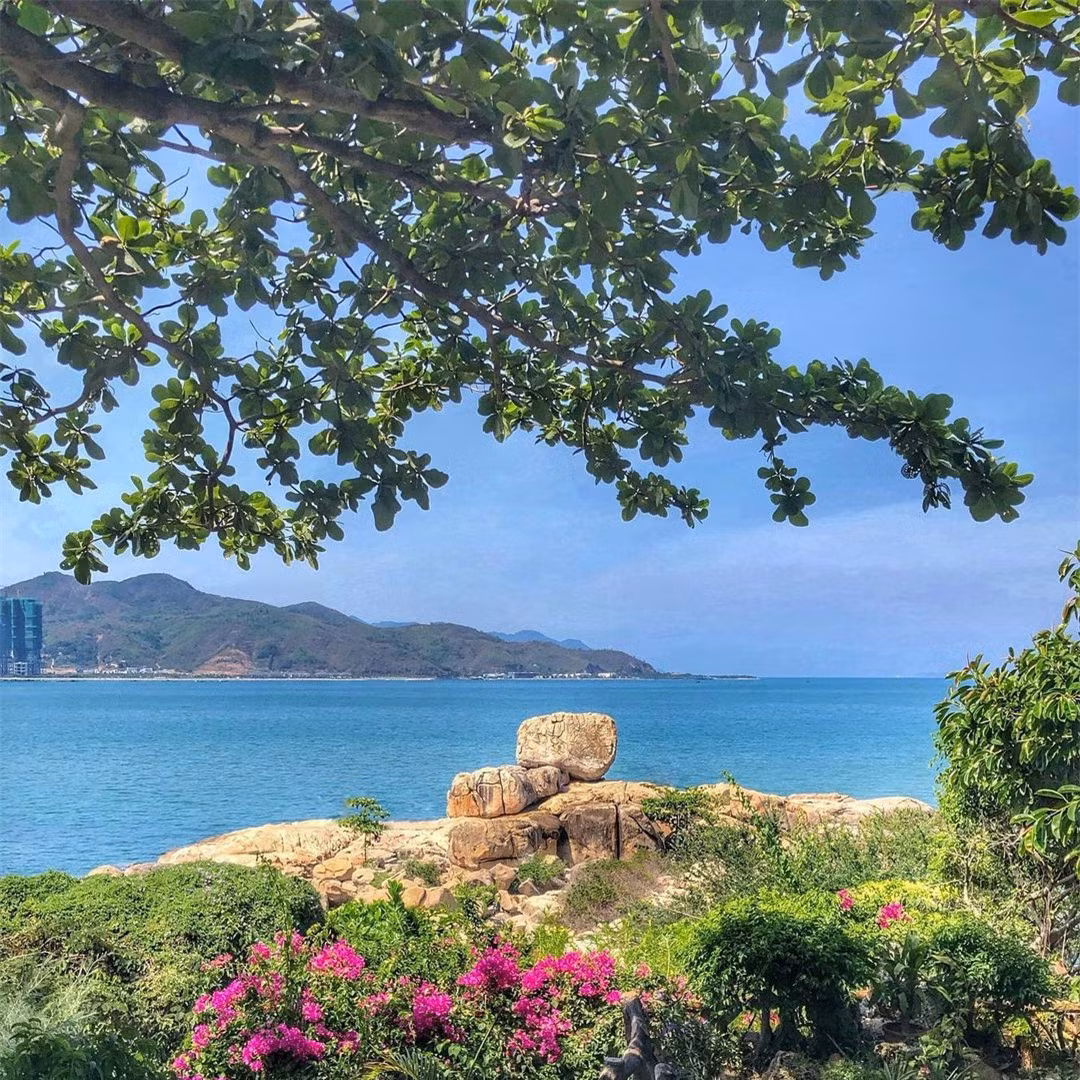  Hòn Chồng nằm tại phường Vĩnh Phước, dưới chân đồi La San. Phường Vĩnh Phước ở về phía đông bắc TP Nha Trang, tiếp giáp vịnh Nha Trang xinh đẹp. 