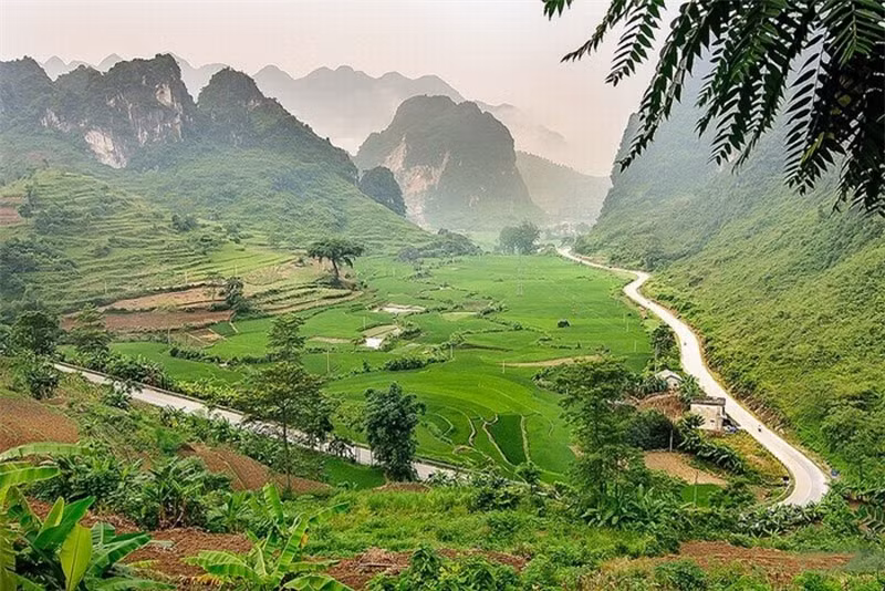 Một bên đèo là vực sâu với những khe núi hẹp, một bên là vách núi cao chót vót. Ảnh: Hòa Ngô Huy.