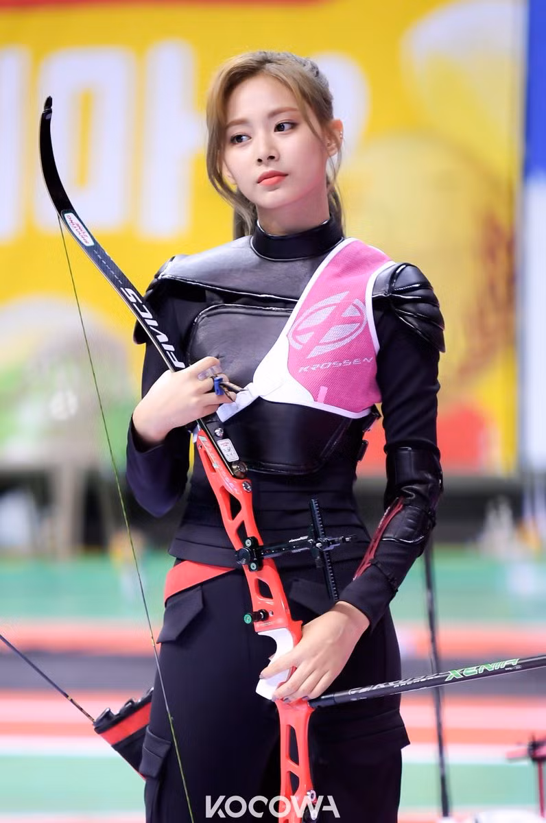 Thực tế, đây là hình ảnh khi Tzuyu dự thi môn bắn cung tại ISAC 2019. Khi thi đấu, thay vì bộ đồng phục thể thao ban tổ chức cung cấp, người đẹp sinh năm 1999 đã thay sang bộ trang phục lấy cảm hứng từ nữ chiến binh trong phim thần thoại. Thời điểm chương trình lên sóng, bộ ảnh trong trang phục màu đen của Tzuyu cũng gây sốt mạng xã hội Hàn Quốc.