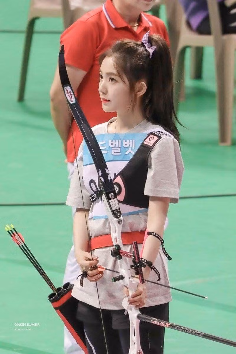 Tại ISAC mùa thu năm 2018, mỹ nhân nhà SM đã bắn vỡ camera chương trình - vốn được giấu trong một lỗ rất nhỏ ở chính giữa hồng tâm. Khoảnh khắc Irene bắn vỡ ống kính máy quay đã khiến ê-kíp tổ chức và khán giả bất ngờ. Cô là một trong số ít thần tượng có khả năng bắn trúng camera do chương trình gắn vào bia bắn.