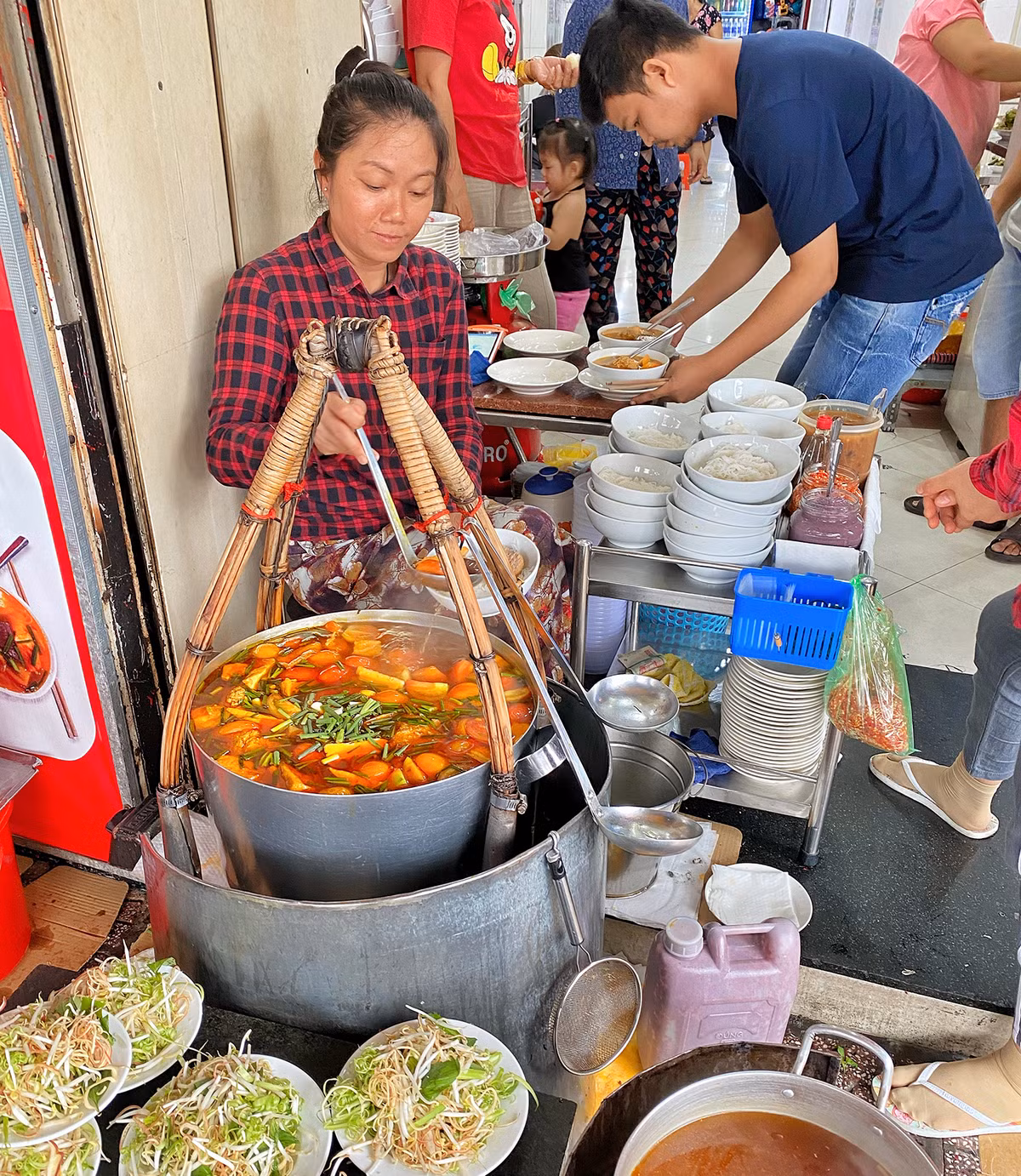 Bún riêu 40 năm không có ốc, không gạch cua nhưng vẫn cực hút khách - Hình 2 Bun rieu 40 nam khong co oc, khong gach cua nhung van cuc hut khach-Hinh-2