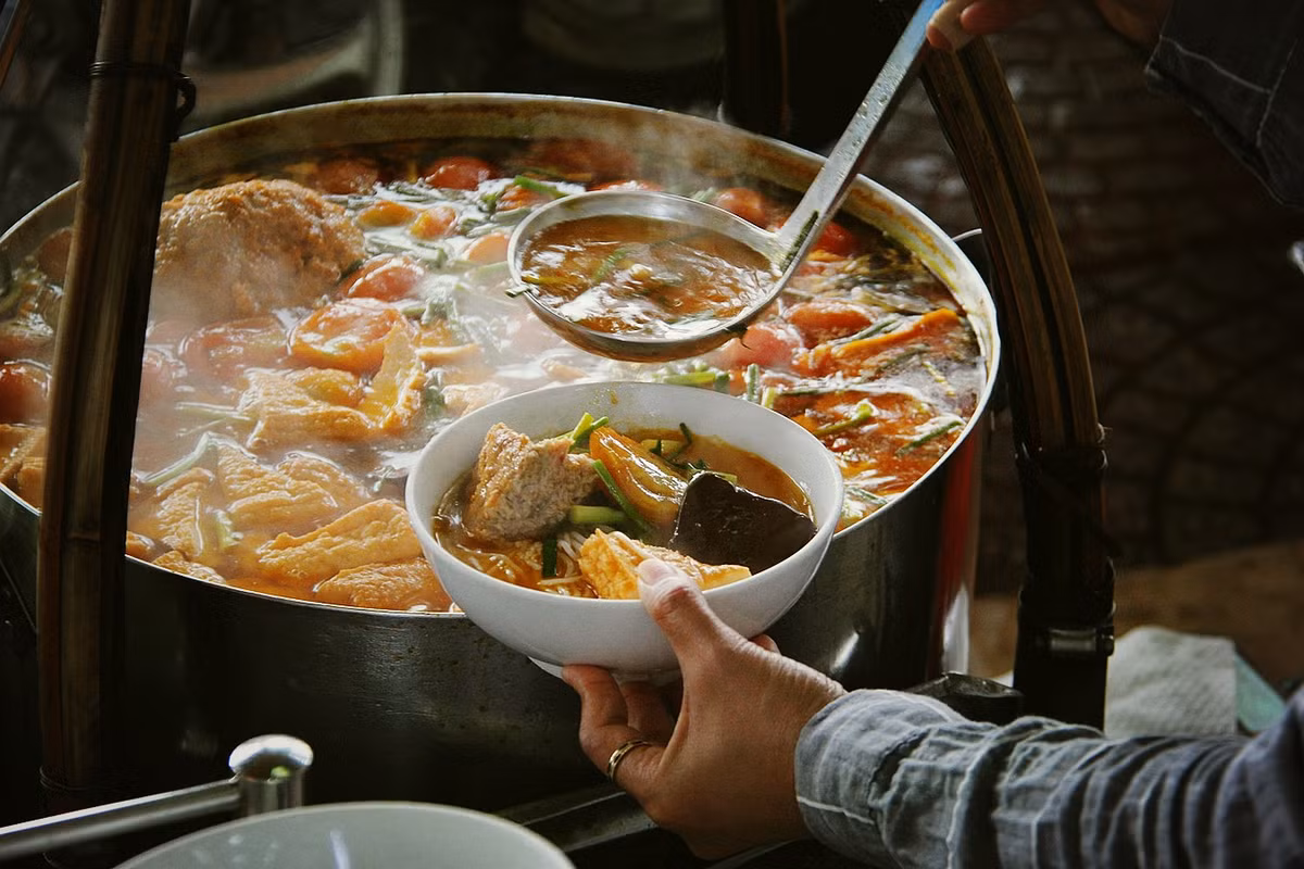 Bún riêu 40 năm không có ốc, không gạch cua nhưng vẫn cực hút khách Bun rieu 40 nam khong co oc, khong gach cua nhung van cuc hut khach