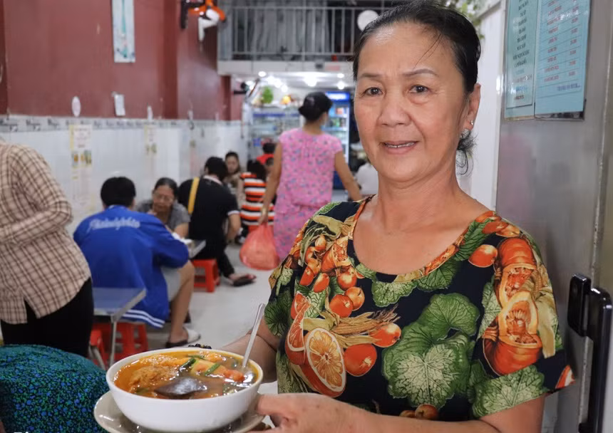 Bún riêu 40 năm không có ốc, không gạch cua nhưng vẫn cực hút khách - Hình 3 Bun rieu 40 nam khong co oc, khong gach cua nhung van cuc hut khach-Hinh-3