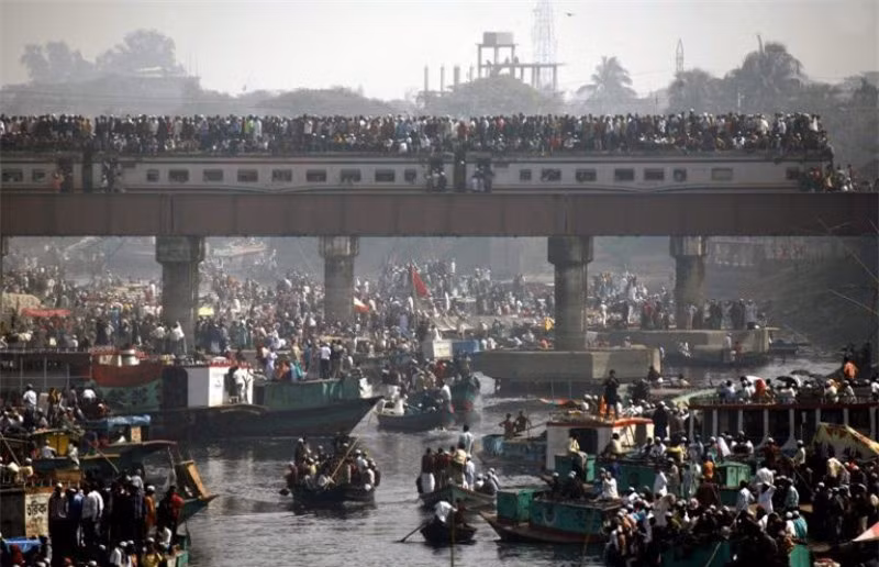  Biswa Ijtema, sông Turag, Tongi, Bangladesh: Đây là buổi lễ đông tín đồ đạo Hồi nhất thế giới. Chỉ trong một ngày, Biswa Ijtema thu hút 5 triệu tín đồ, gấp đôi số người tới lễ Hajj thường niên ở Mecca. Buổi lễ diễn ra vào tháng một hàng năm, cơ hội cho người theo đạo Hồi được thánh Allah ban phước mà không phải chi một khoản tiền lớn để tới Ả Rập Saudi. 