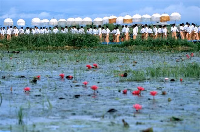  Lễ hội Phaung Daw U, hồ Inle, Myanmar: 5 tượng Phật được người Intha thờ cúng có từ thế kỷ 12. Tượng được đặt ở chùa Phaung Daw U, một trong những nơi linh thiêng nhất Myanmar. Trong lễ hội, một đám rước lớn đưa các bức tượng tới mọi làng quanh hồ để người dân tỏ lòng thành kính. Lễ Phaung Daw U diễn ra trong 18 ngày vào đợt trăng tròn Thadingyut, thường là giữa tháng 9 và tháng 11. 