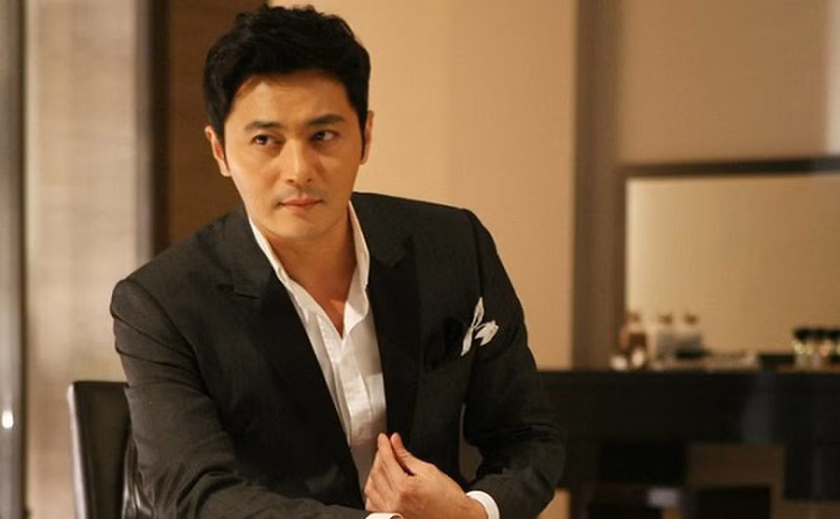  Jang Dong Gun: Scandal tìm gái mua vui nổ ra vào tháng 1/2020 khiến danh tiếng Jang Dong Gun xây dựng gần ba thập kỷ sụp đổ. Trước bê bối tình dục, anh được coi là người đàn ông mẫu mực bậc nhất showbiz Hàn với sự nghiệp thành công, đời tư trong sạch và cuộc hôn nhân hạnh phúc. Sau khi bị phát hiện từng tìm gái giải khuây, tài tử 49 tuổi lập tức trở thành tài tử đáng ghét bậc nhất trong mắt khán giả.