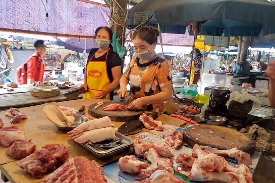 Gia lon hoi tiep tuc giam, nhieu noi tuot moc 50.000 dong/kg