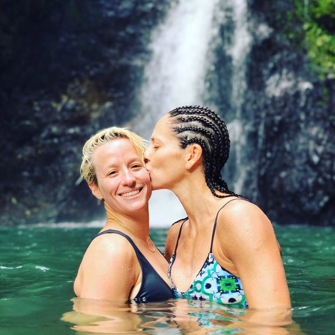 Mặc dù cùng thi đấu và sinh sống ở thành phố Seattle (bang Washington), Sue và Megan chưa từng gặp nhau, cho đến khi cùng có mặt tại một sự kiện họp báo về Thế vận hội Rio 2016. Sau đó, họ tranh thủ thời gian nghỉ ngơi để đi chơi cùng nhau và nhắn tin. Megan cũng tới xem vài trận đấu bóng rổ của Sue. Khi trở về Seattle, cả hai chính thức hẹn hò. Ảnh: @mrapinoe.