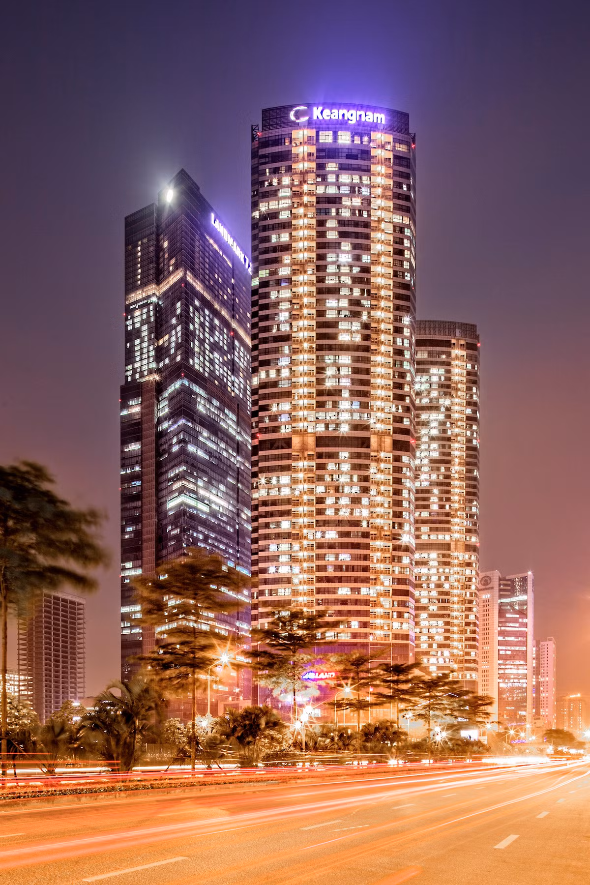 Trong số những cao ốc nổi bật thủ đô, không thể không kể đến Keangnam Landmark Tower được xây dựng trên tổng diện tích hơn 40.000 m2. Với 72 tầng, Keangnam là tổ hợp trung tâm thương mại, khu văn phòng cho thuê và chung cư cao cấp lớn nhất, có thiết kế sang trọng. Đây là tòa nhà cao thứ nhì Việt Nam, chỉ sau Landmark 81 ở TP.HCM.