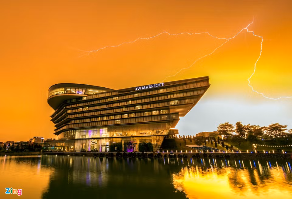 br/> Với tổng diện tích khu phòng họp và hội nghị lên đến 3.600 m2, khách sạn JW Marriott là địa điểm tổ chức nhiều sự kiện lớn, nhỏ. Cựu Tổng thống Mỹ Barack Obama và Donald Trump từng nghỉ tại đây khi đến Hà Nội.