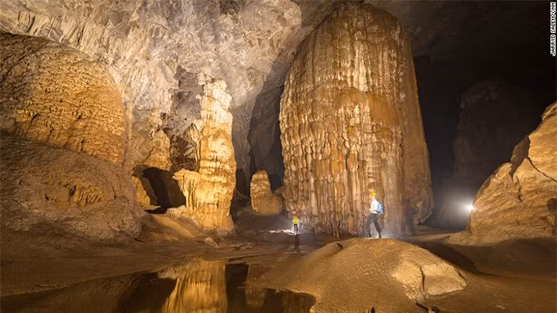 Những khối nhũ đá khổng lồ bên trong hang Sơn Đoòng.