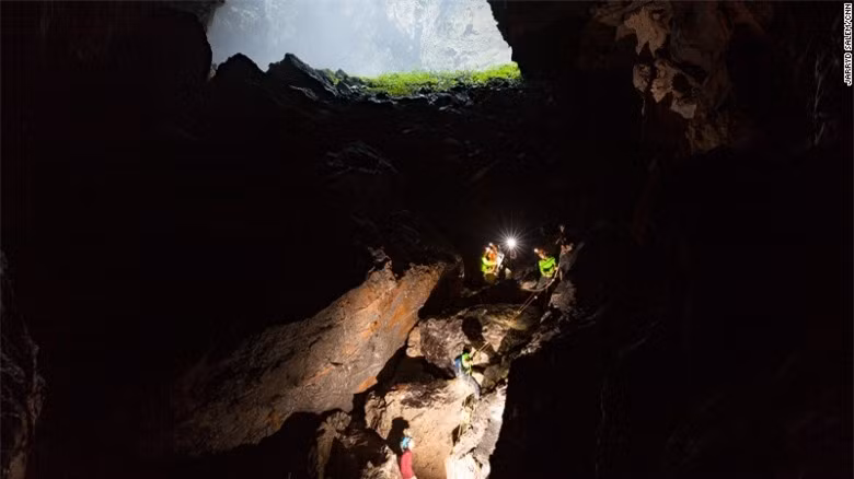 Hang Sơn Đoòng dốc và nguy hiểm, phải leo bằng dây.