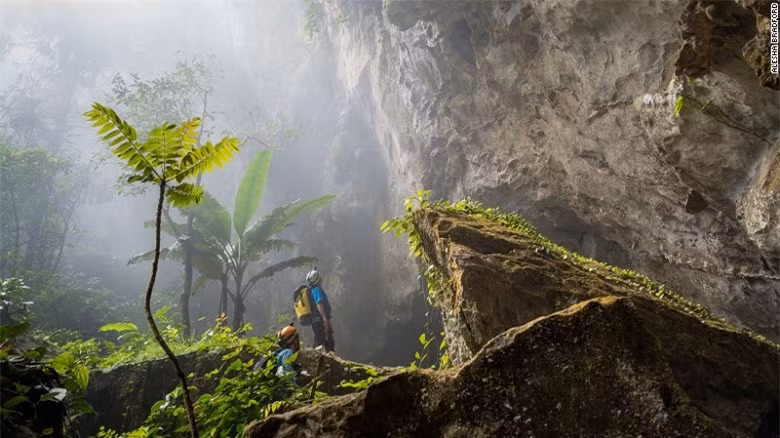 Hang Sơn Đoòng lớn đến nỗi chứa cả khu rừng của riêng mình, hệ thống sông ngầm và khí hậu riêng. Mây hình thành trong hang động, tạo nên cảnh quan ngoạn mục.