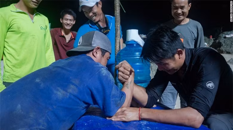 Trò vật tay đoàn thám hiểm thường chơi để giải trí trong những lúc rảnh rỗi.Những người Việt khuân vác luôn tự hào về sức khỏe và sự nhanh nhẹn của mình. Họ thường thách đấu nhau để thể hiện khả năng.