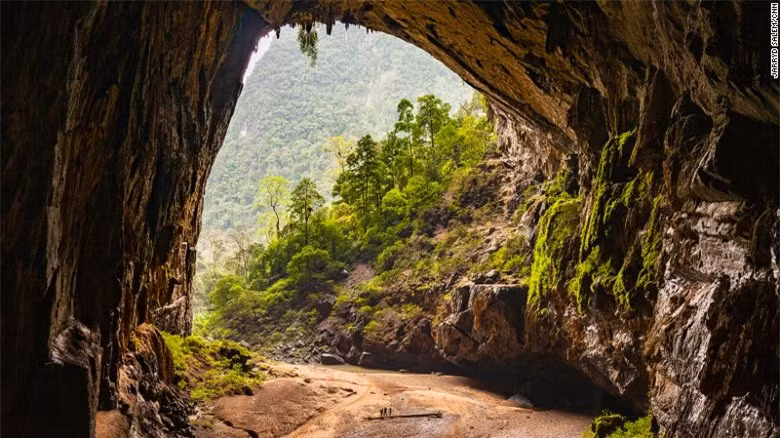 Khung cảnh ngoạn mục của hang Én, hang động rộng thứ 3 trên thế giới, cao hơn 120 mét và rộng hơn 140 mét.