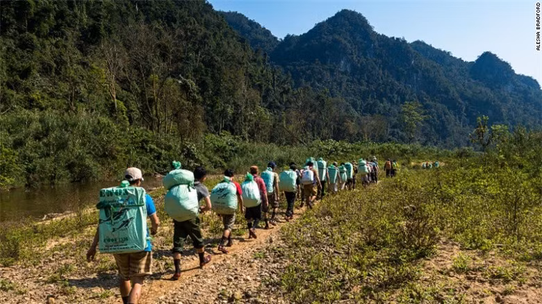 Một đoàn thám hiểm hang Sơn Đoòng, trong đó có 20 người mang vác đồ đạc, 3 hướng dẫn viên, 2 chuyên gia thám hiểm hang động, 2 đầu bếp, 2 cán bộ kiểm lâm thuộc vườn quốc gia Phong Nha - Kẻ Bàng. Nhóm người chuyển đồ được ví như những anh hùng thầm lặng, giúp cho chuyến đi dễ dàng hơn.