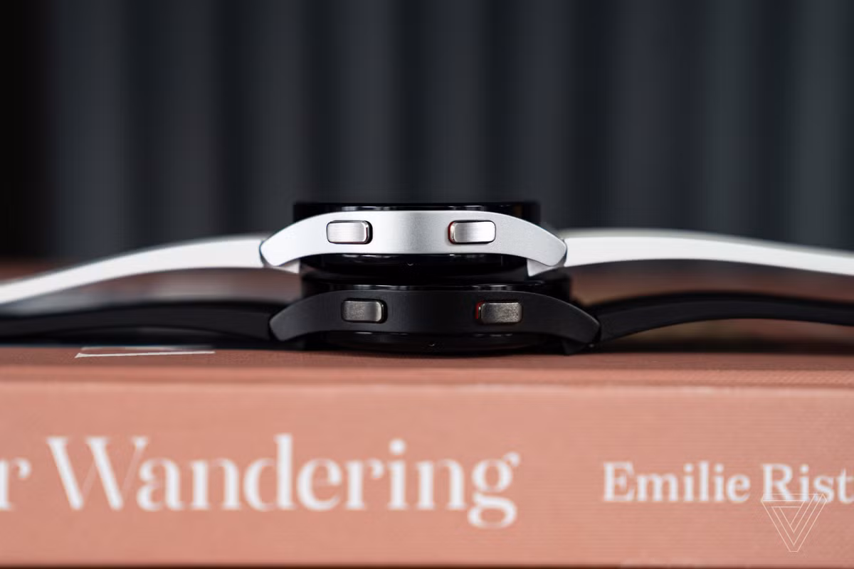 Galaxy Watch4 bản 40 mm có dung lượng pin 247 mAh, còn phiên bản 44 mm có dung lượng 361 mAh. Samsung cho biết mẫu đồng hồ này có thời gian sử dụng lên đến 7 ngày. Ảnh: The Verge.