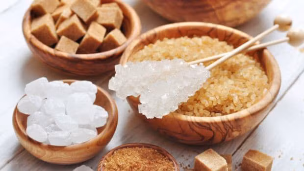 Một cách khác để có làn da mịn màng chính là tẩy tế bào chết từ các nguyên liệu tự nhiên. Bạn có thể làm hỗn hợp của riêng mình bằng cách trộn bột yến mạch, mật ong và đường nâu. Ngoài ra, các thành phần như dầu olive kết hợp muối biển hoặc mật ong cũng có tác dụng làm sạch da mà không gây thương tổn. Ảnh: Pinterest.