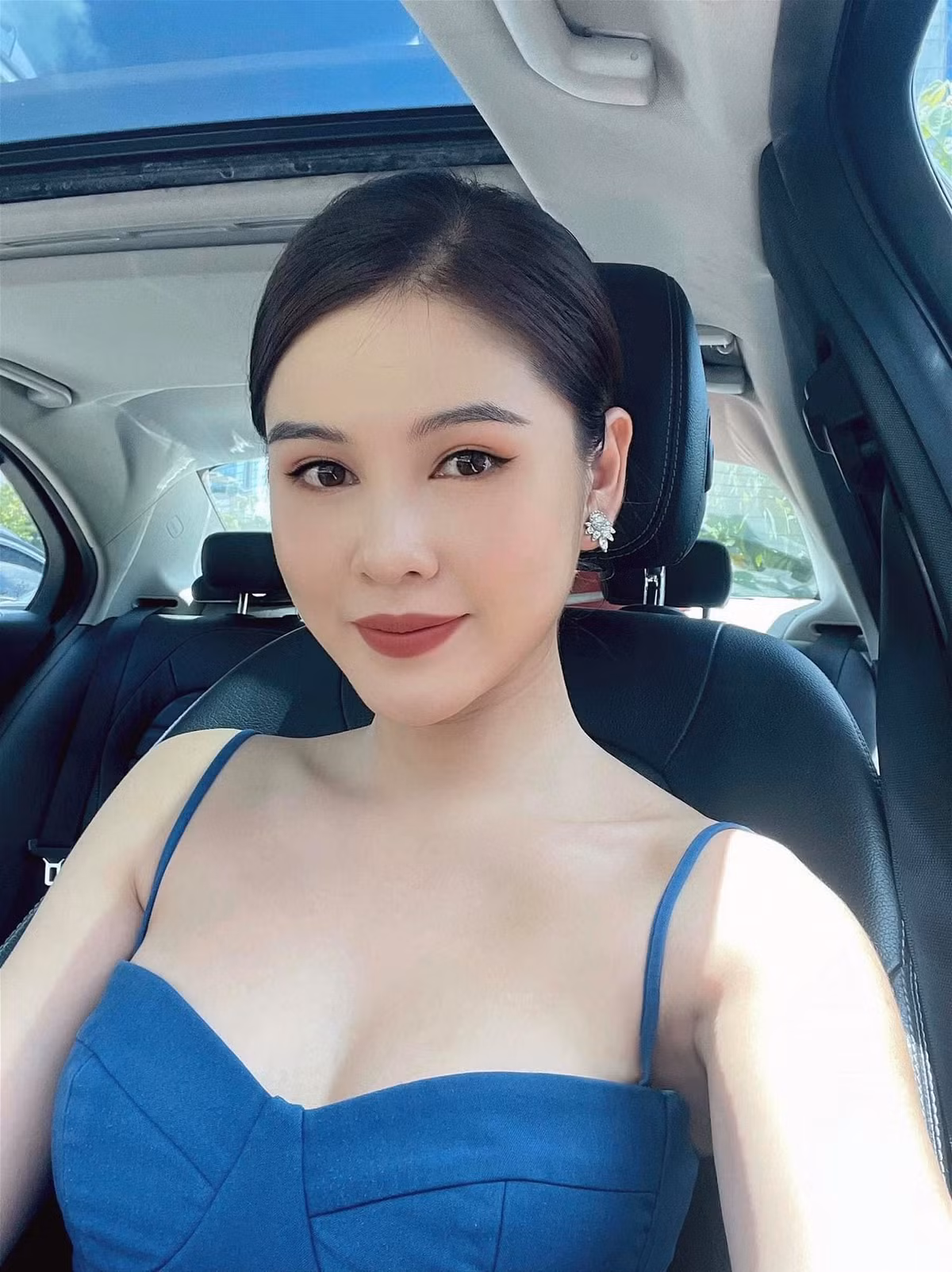 Vào vai một bà mẹ già dặn nhưng ngoài đời Vũ Thu Hoài sở hữu gu thời trang gợi cảm, trẻ trung.