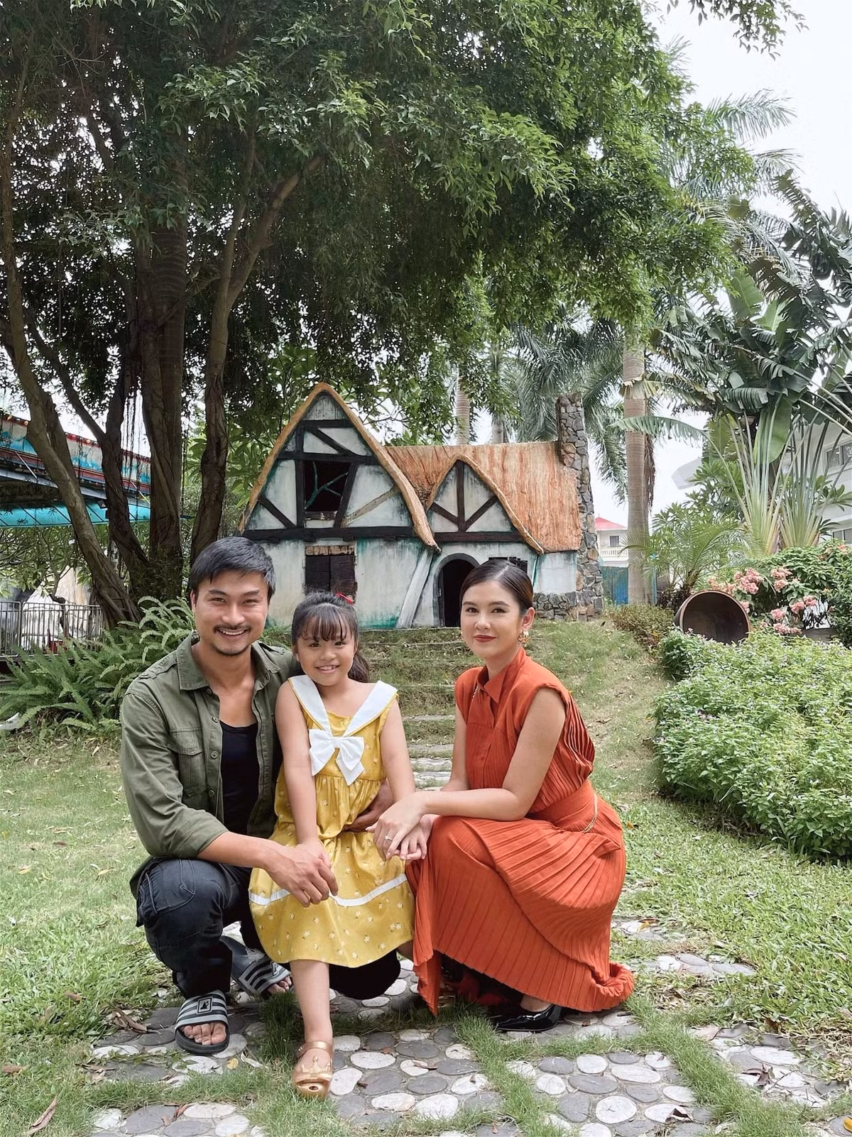 Phong cách thời trang của Vũ Thu Hoài tuy già dặn hơn so với cô ngoài đời nhưng đa phần khán giả nhận xét nhân vật Thuỷ sành điệu và sang chảnh nhất dàn diễn viên trong phim như Lệ, Tuyết, Hoa.