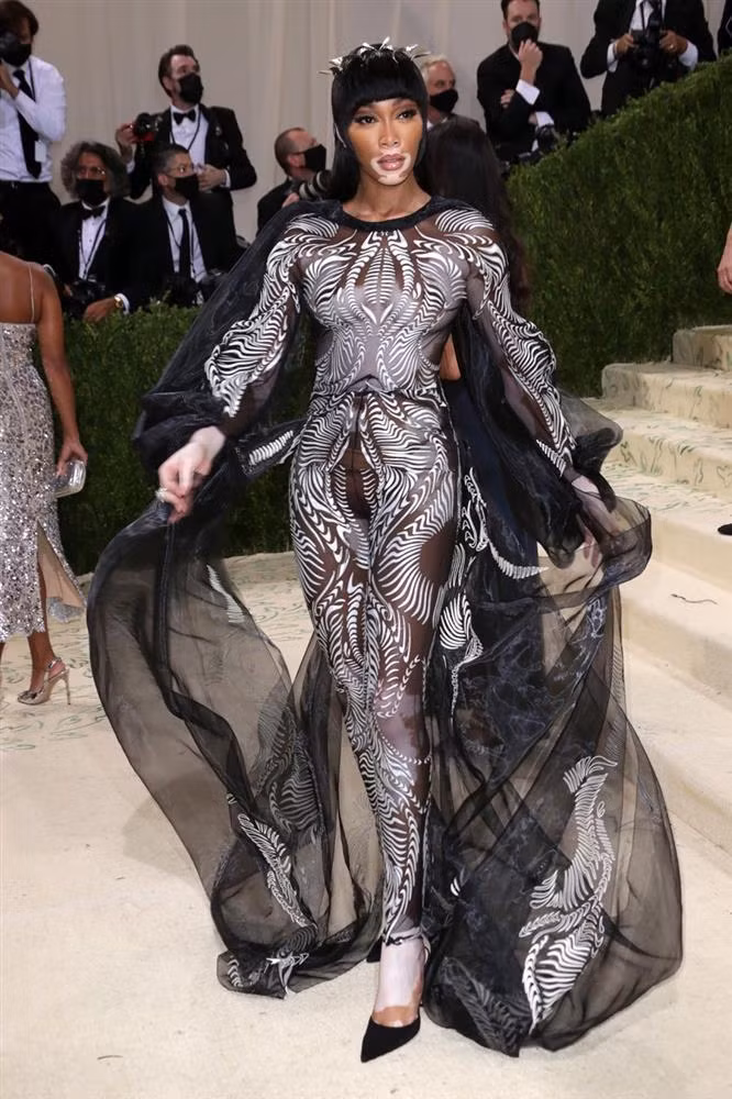 Ở sự kiện thảm đỏ, Winnie Harlow mặc bộ bodysuit xuyên thấu cũng khó "giải quyết" không kém.