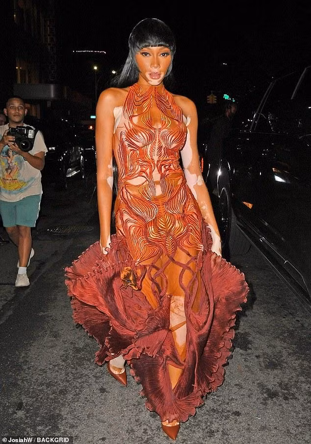 Đây là bộ đầm xuyên thấu cực hiểm cô nàng mặc ở buổi tiệc hậu Met Gala nhưng nhờ làn da bạch biến của mình, trông Winnie nude mà không phản cảm chút nào.
