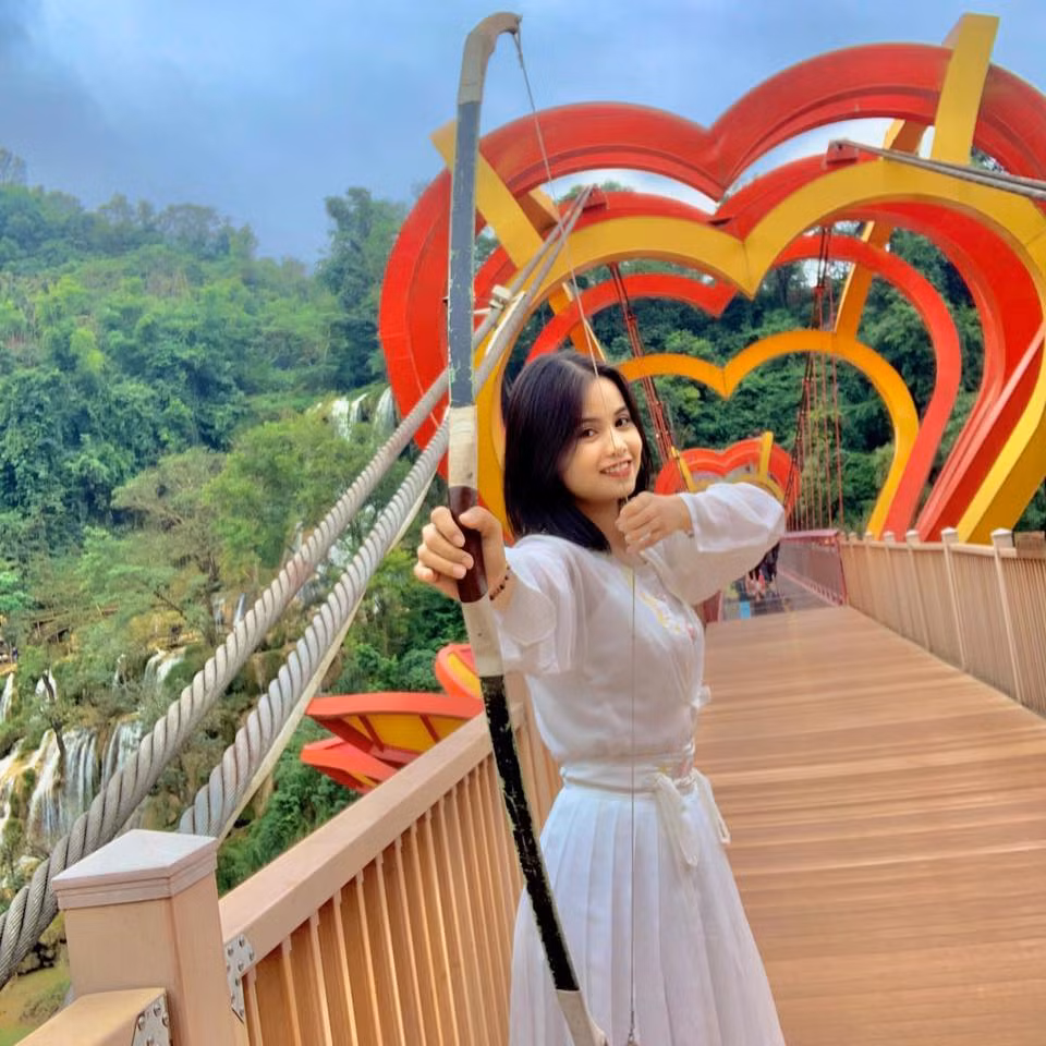 Ngoài thành tích thể thao nổi bật, cung thủ quê Hưng Yên còn được chú ý nhờ ngoại hình xinh xắn, luôn xuất hiện với nụ cười rạng rỡ. Bên cạnh những cái tên như cầu thủ Hoàng Thị Loan, cựu VĐV bóng chuyền Đặng Thu Huyền, kiếm thủ Lê Minh Hằng, Ánh Nguyệt cũng được nhiều người gọi với danh xứng "hot girl thể thao".