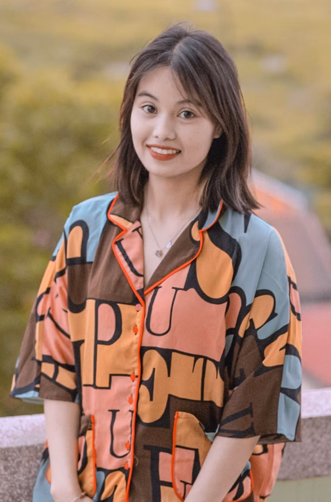 Thường ngày, Ánh Nguyệt có phong cách thời trang giản dị, trẻ trung. Cô yêu thích thay đổi màu tóc, chuộng mặc áo phông dáng rộng kết hợp cùng quần jeans và giày thể thao.
