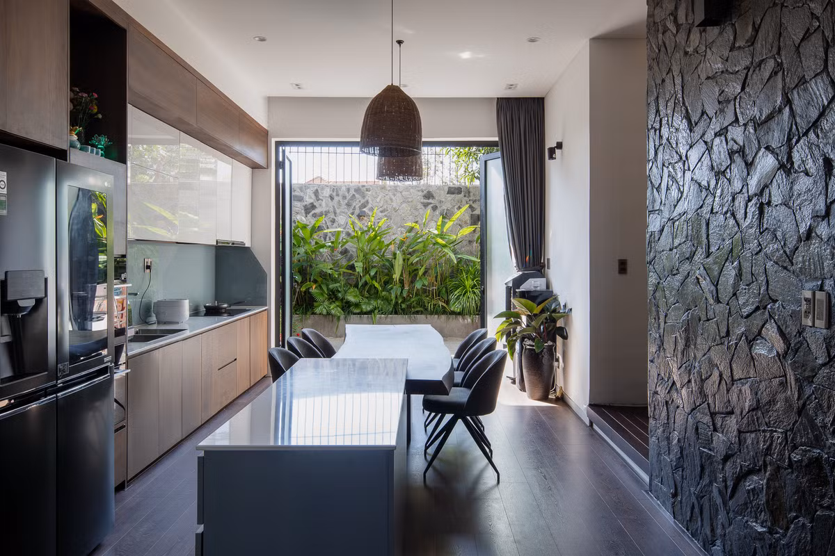 Nha pho co cau kinh, tran ngap cay xanh-Hinh-3