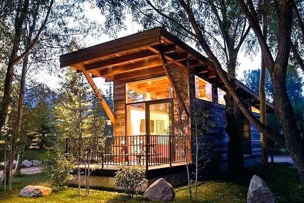 Nếu muốn sở hữu một ngôi nhà gỗ cấp 4 giá rẻ thì khâu chọn nguyên liệu đặc biệt quan trọng. Có một vài loại gỗ nằm trong phân khúc tầm trung thích hợp như gỗ sồi, xoan đào hay gỗ mít,... giá dao động từ 4 - 15 triệu/m2