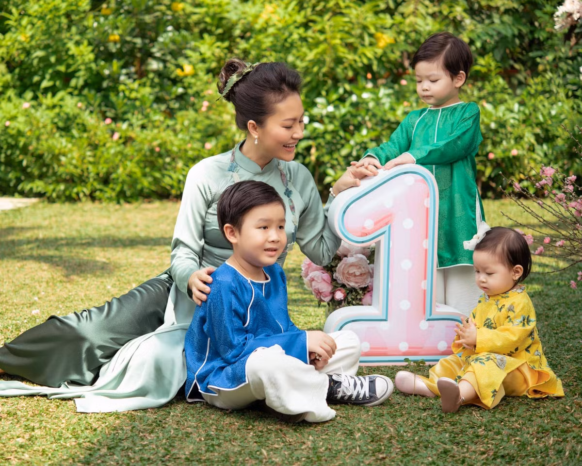 Đỗ Hải Yến và các con cùng diện áo dài trong ngày sinh nhật bé út tròn 1 tuổi.