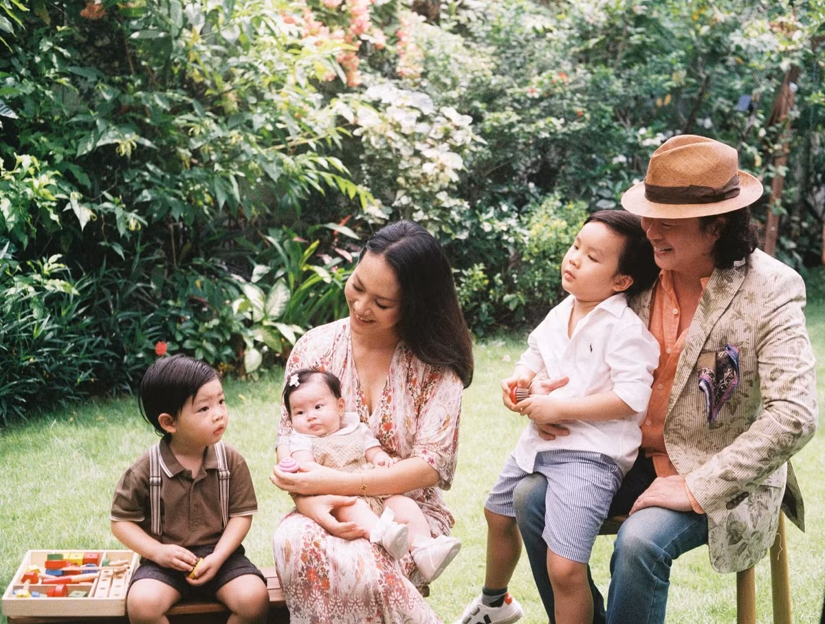 'Bà mẹ bỉm sữa' Đỗ Hải Yến chụp cùng chồng và 3 con trong vườn nhà.
