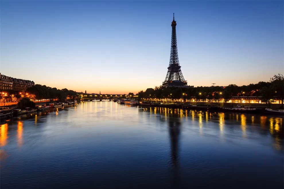 Được mệnh danh là thành phố tình yêu, thủ đô Paris của Pháp luôn mang một vẻ đẹp lãng mạn. Và khoảnh khắc hoàng hôn của Paris cũng khiến người khác phải ngẩn ngơ.