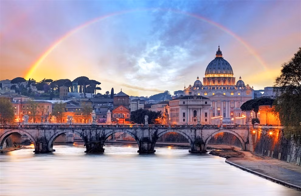 Hoàng hôn với cầu vồng ở Rome, Italy.