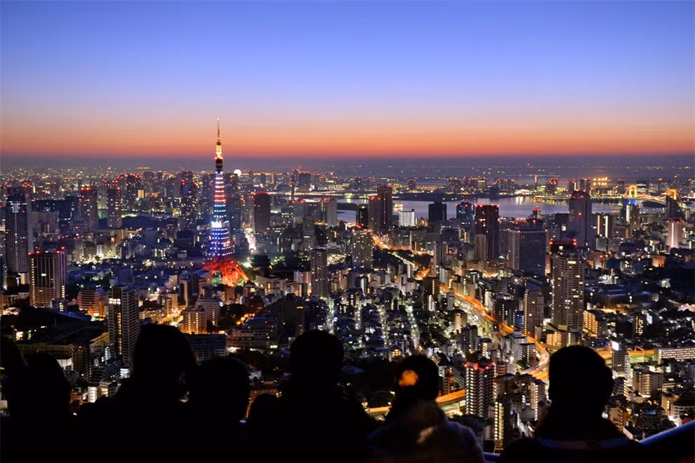 Hoàng hôn ở Tokyo, Nhật Bản luôn là khoảnh khắc nhiều người muốn nhìn ngắm với đường chân trời đỏ rực, thành phố lung linh lúc lên đèn.