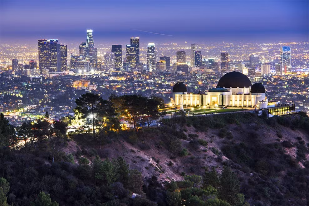 Thành phố Los Angeles, Mỹ đã lên đèn khi hoàng hôn vừa buông xuống.
