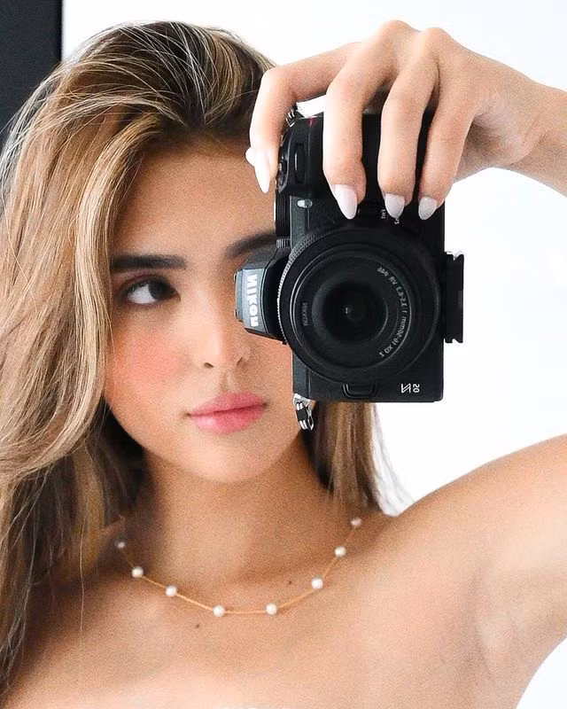 Hot girl 23 tuổi tham gia hoạt động nghệ thuật khá sớm. Cô được biết tới qua nhiều vai diễn, trong đó nổi bật nhất là sự góp mặt trong phim bom tấn She’s dating with Gangster năm 2014. Mỹ nhân lai 3 dòng máu cũng từng xuất hiện trong nhiều chiến dịch quảng cáo của các thương hiệu nổi tiếng ở Philippines. Hiện cô được quản lý bởi Star Magic, chi nhánh quản lý tài năng của tập đoàn truyền thông ABS-CBN.