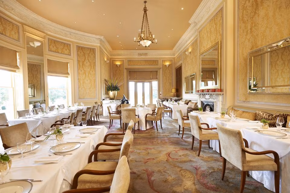Stoke Park là một biểu tượng của nước Anh, đã có lịch sử hơn 1.000 năm, theo Forbes. Bất động sản tọa lạc trên mảnh đất diện tích 120 ha (300 mẫu Anh), cách thành phố London khoảng 40 km. Ảnh: Stoke Park.