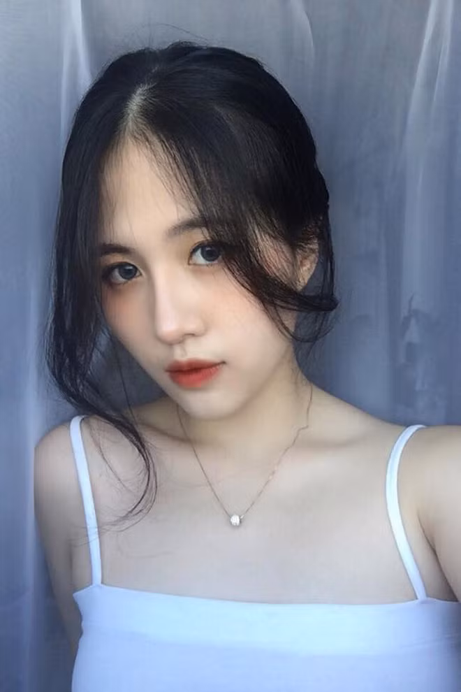 Biết lên cấp 3 phải mặc áo dài, cô gái lột xác đẹp như nàng thơ - Hình 3 Biet len cap 3 phai mac ao dai, co gai lot xac dep nhu nang tho-Hinh-3
