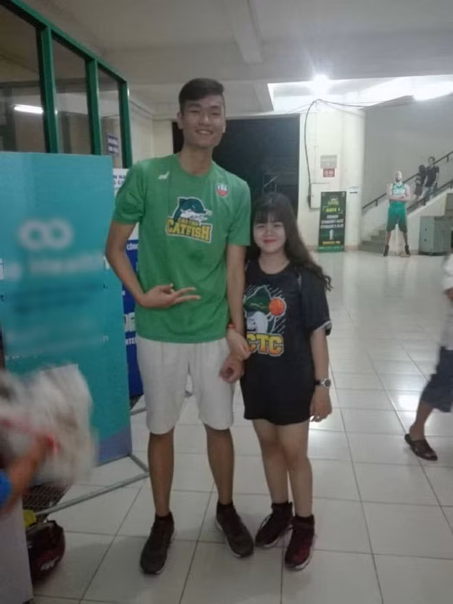 Cô gái nấm lùn tán đổ cầu thủ bóng rổ cao hơn 2m chỉ 3 ngày - Hình 3 Co gai nam lun tan do cau thu bong ro cao hon 2m chi 3 ngay-Hinh-3