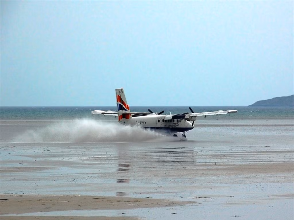 Sân bay Quốc tế Barra, Scotland: Sân bay Quốc tế Barra cực kỳ độc đáo vì nó là sân bay duy nhất trên thế giới cho phép các máy bay hạ cánh trên bãi biển thay vì đường băng.