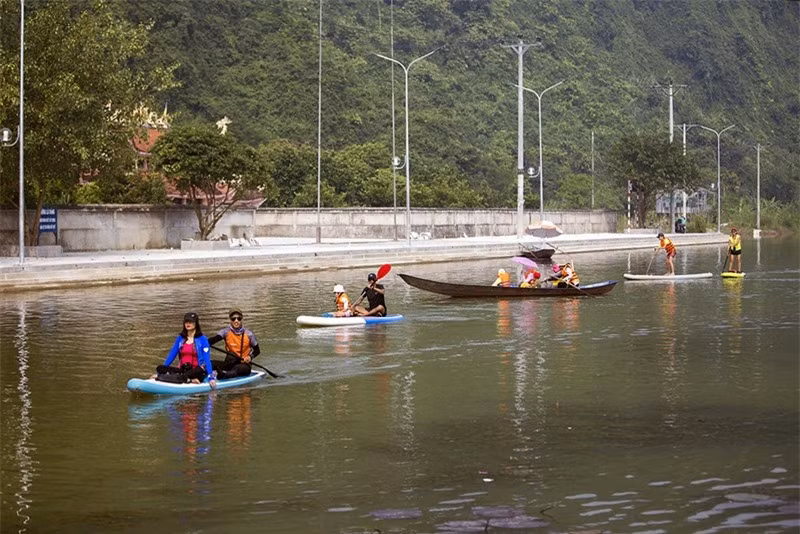 Đi thuyền kayak khám phá phong cảnh suối Yến.
