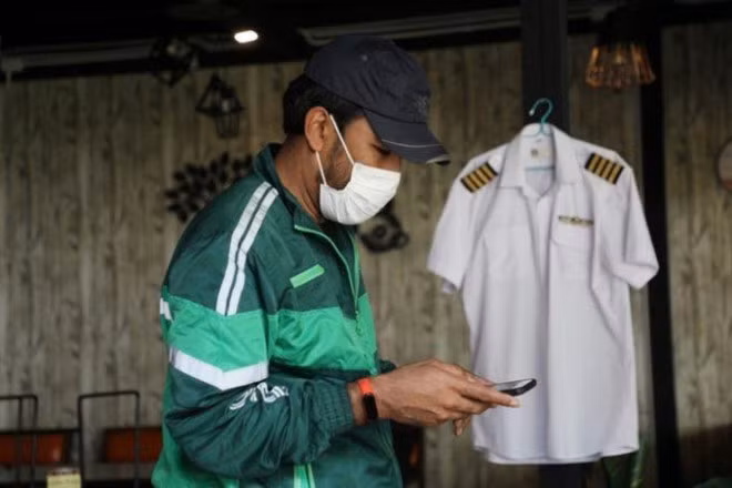 Co truong lai grab, tiep vien hang khong rua bat vi dich Covid-19